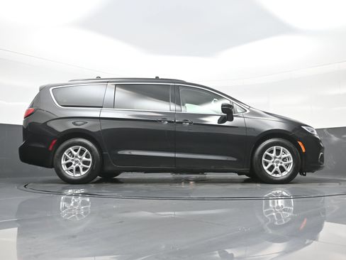 Used 2022 Chrysler Pacifica Touring-L FWD image 33