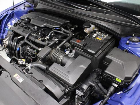 Used 2025 Hyundai Elantra SE FWD image 12