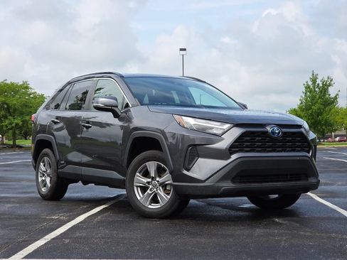 Used 2023 Toyota RAV4 XLE AWD/4WD image 2