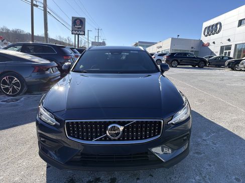 Certified 2025 Volvo V60 B5 Cross Country Plus image 2