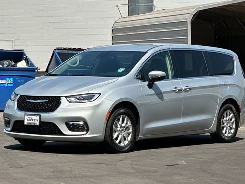 Used 2023 Chrysler Pacifica Touring-L FWD image 8