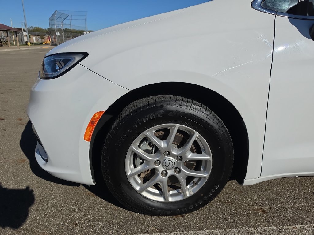 Used 2025 Chrysler Pacifica Select FWD image 18