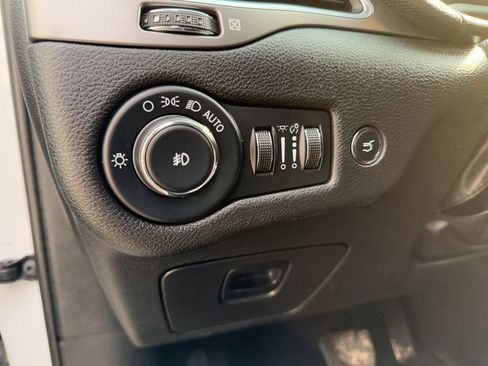 Used 2022 Jeep Cherokee Latitude Lux w/ Sun & Sound Group AWD/4WD image 19