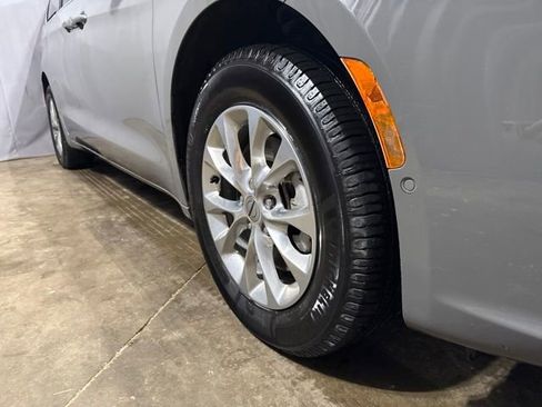 Used 2022 Chrysler Pacifica Touring-L w/ Uconnect Theater Family Group AWD/4WD image 17