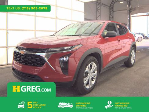 Used 2026 Chevrolet Trax LS FWD image 1
