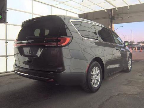 Used 2023 Chrysler Pacifica Touring-L FWD image 3