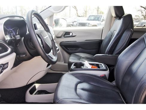 Used 2022 Chrysler Pacifica Touring-L image 30