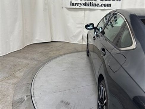 Used 2023 Honda Accord Hybrid Touring image 11