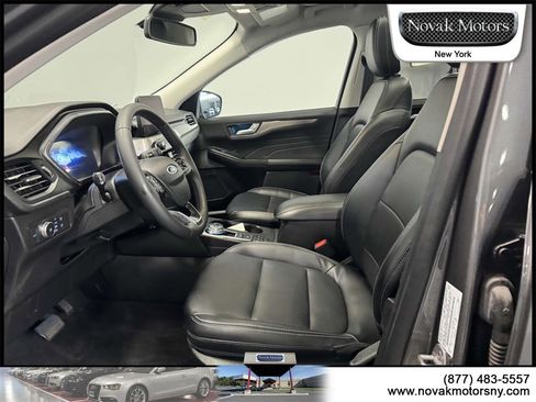 Used 2022 Ford Escape Titanium image 12