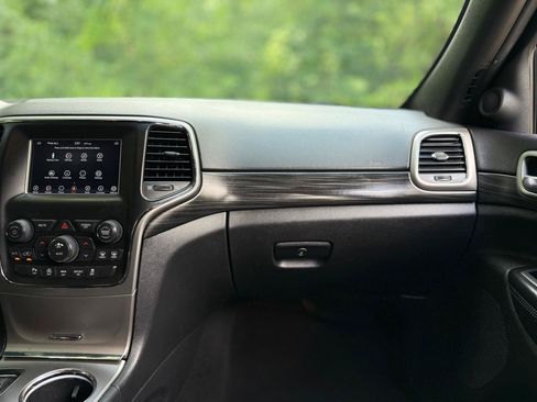 Used 2020 Jeep Grand Cherokee Laredo AWD/4WD image 30
