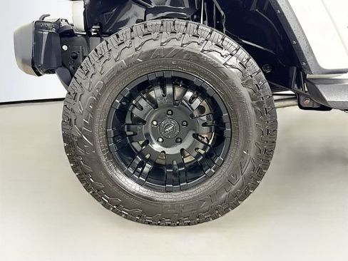 Used 2019 Jeep Wrangler Unlimited Sahara AWD/4WD image 32