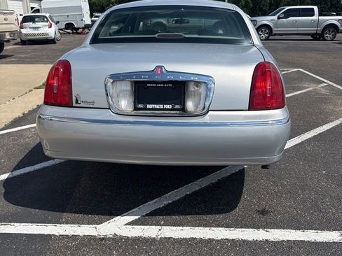 Used 1999 Lincoln Town Car Executive RWD image 2
