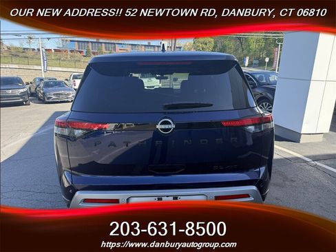 Used 2023 Nissan Pathfinder SL w/ Black Appearance Package AWD/4WD image 4