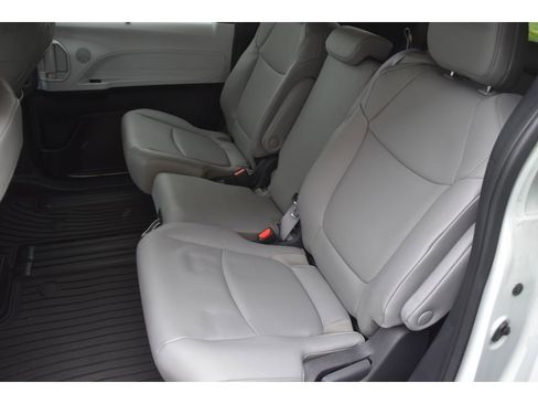 Used 2025 Toyota Sienna XLE w/ XLE Plus Package image 15