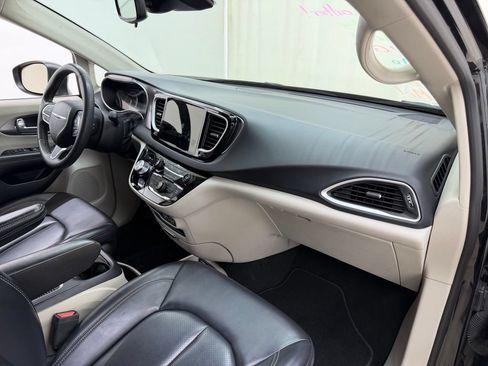 Used 2023 Chrysler Pacifica Touring-L FWD image 12