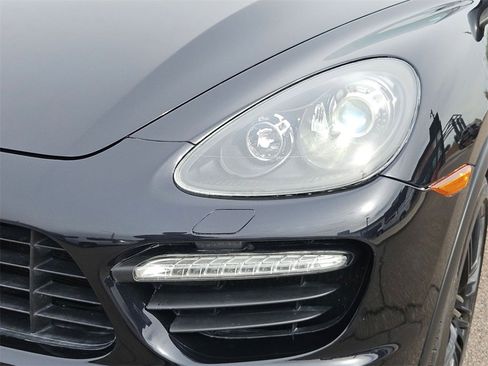 Used 2014 Porsche Cayenne Turbo image 10
