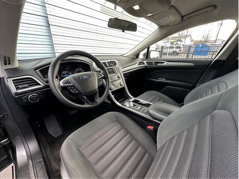 Used 2018 Ford Fusion SE image 2
