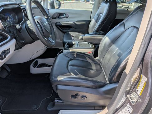 Used 2023 Chrysler Pacifica Touring-L FWD image 14