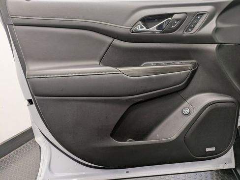 Used 2023 GMC Acadia SLT w/ Technology Package image 8