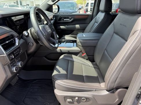 Used 2025 GMC Yukon XL Denali AWD/4WD image 12