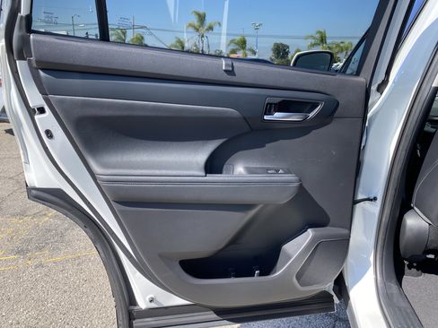 Used 2021 Toyota Highlander XLE FWD image 17