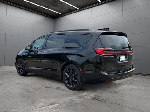 Used 2025 Chrysler Pacifica Limited FWD image 3
