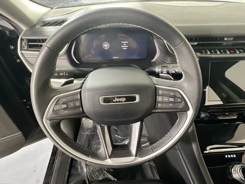 Used 2023 Jeep Grand Cherokee Laredo AWD/4WD image 11