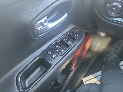 Used 2017 Jeep Renegade Trailhawk image 12