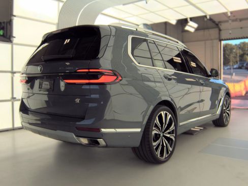 Used 2024 BMW X7 xDrive40i AWD/4WD image 3