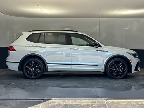 Used 2022 Volkswagen Tiguan SE R-Line FWD image 2