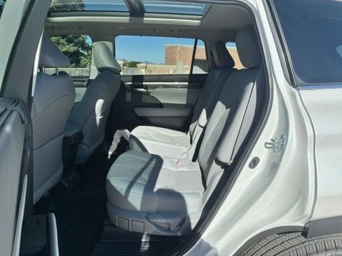Used 2023 Toyota Highlander Platinum AWD/4WD image 19