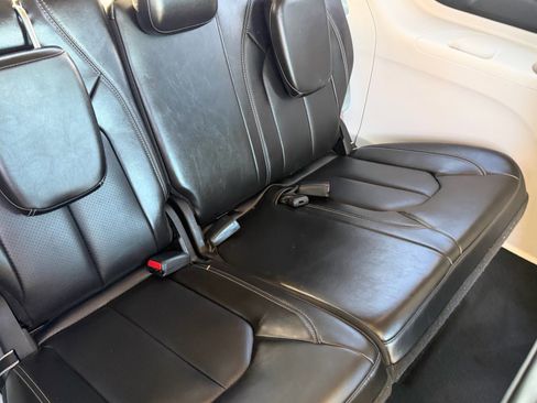 Used 2023 Chrysler Pacifica Touring-L image 15