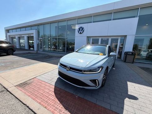 Used 2025 Volkswagen Jetta SE FWD image 3