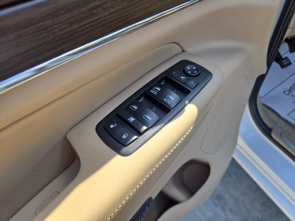 Used 2018 Jeep Grand Cherokee Overland AWD/4WD image 13