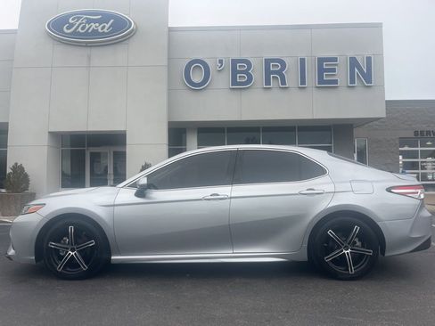 Used 2018 Toyota Camry SE image 2