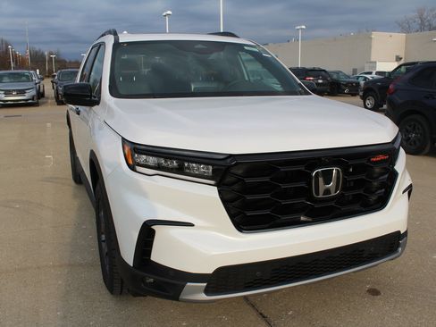 New 2025 Honda Pilot TrailSport image 2