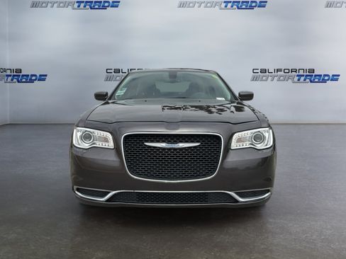 Used 2022 Chrysler 300 Touring RWD image 2