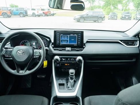 Used 2020 Toyota RAV4 LE FWD image 31