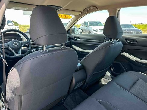 Used 2025 Nissan Altima 2.5 SV FWD image 17