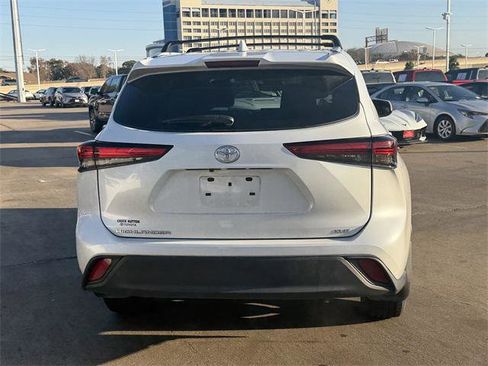 Certified 2023 Toyota Highlander XLE image 6