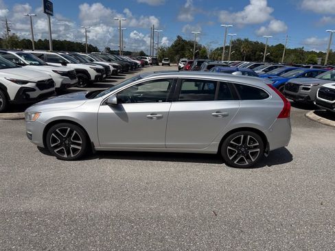 Used 2017 Volvo V60 T5 Premier w/ Convenience Package FWD image 10