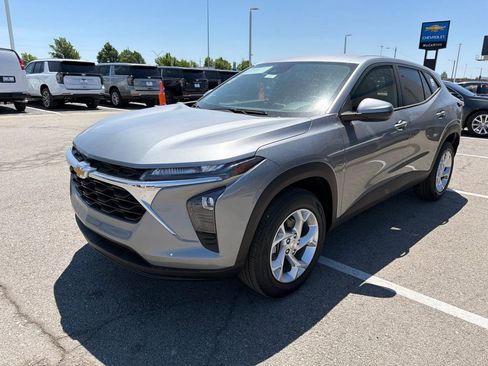 New 2026 Chevrolet Trax LS w/ LS Convenience Package FWD image 7