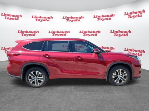 Used 2021 Toyota Highlander XLE image 2