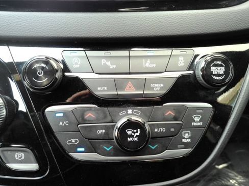 Used 2025 Chrysler Pacifica Select FWD image 52