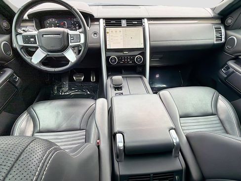 Used 2023 Land Rover Discovery Metropolitan Edition image 16