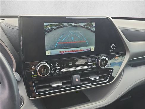 Used 2023 Toyota Highlander Limited FWD image 13