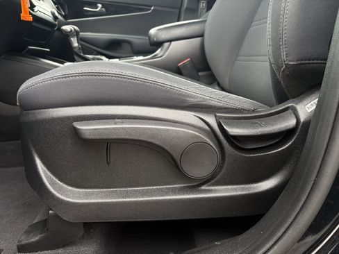 Used 2019 Kia Sorento LX image 11