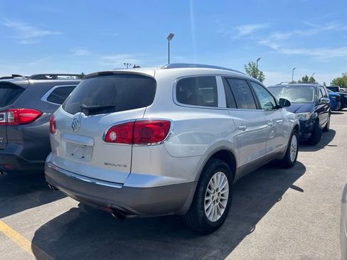 Used 2010 Buick Enclave CX w/ Driver Confidence Package FWD image 4