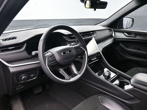 Used 2025 Jeep Grand Cherokee Altitude AWD/4WD image 16