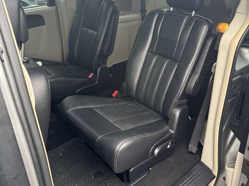 Used 2016 Chrysler Town & Country Touring w/ Driver Convenience Group image 3